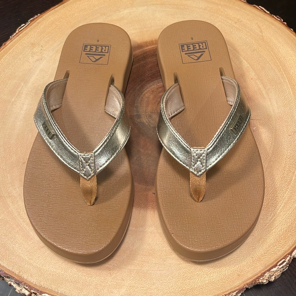 Child reef sandals size 6 gold